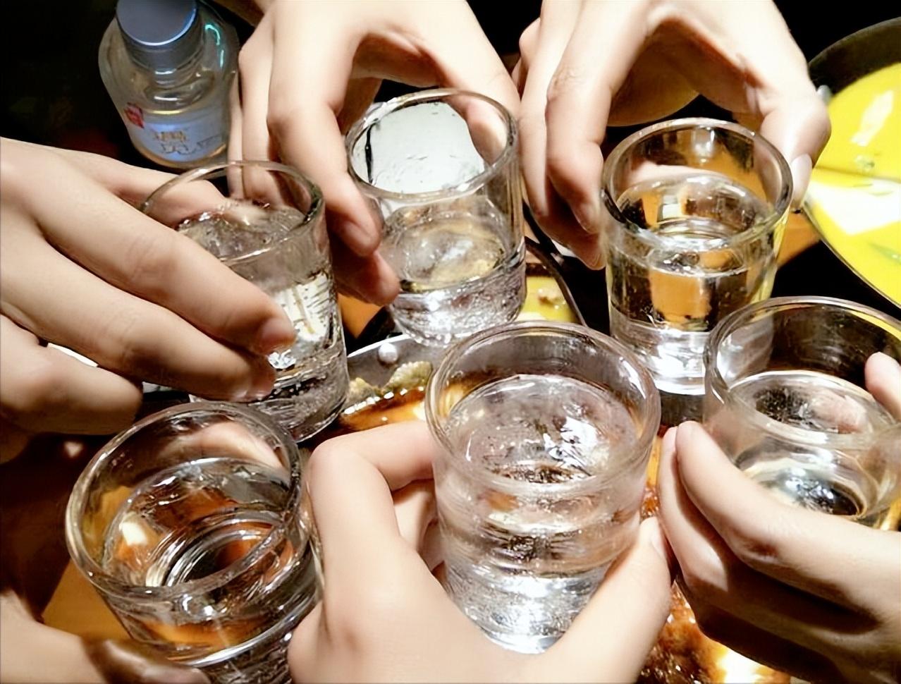 喝酒脸红还是脸白的容易醉（喝酒脸红和脸白哪个更能喝一点）(图2)