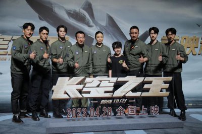 ​王一博被曝片场健身最拼 因为热爱所以很拼