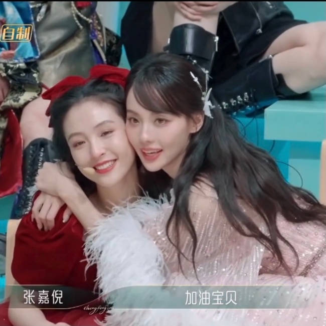 离婚后竟然更美丽！张嘉倪拥抱鼓励吴倩
