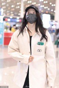 ​关晓彤现身机场出发戛纳电影节 黑白搭配清新简约