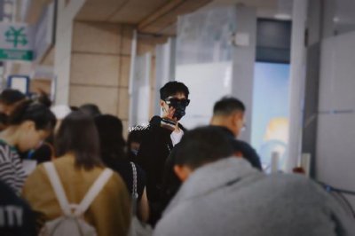 ​杨洋上海出发飞往威尼斯 朝粉丝挥手打招呼帅气满分