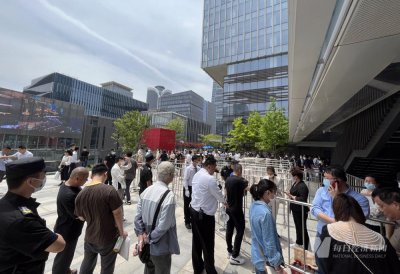 ​摇中就赚 2000 万，“一日夫妻”冲垮上海热门楼盘？记者现场调查发现确有黄牛