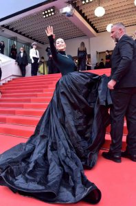 ​戛纳红毯还是得看女星 哪位姐姐“鲨疯”了？ 【戛纳红毯还是得看女星， 哪位姐