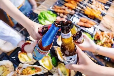 ​白酒加啤酒(白酒加啤酒喝了是什么结果)