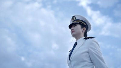 ​帅！红毯上，她一袭白衣惊艳出场