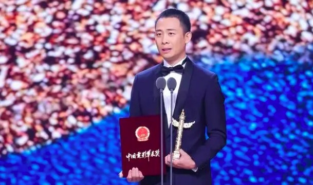 张译金鸡百花华表大满贯 陈凯歌看张译领奖时的表情惹争议