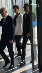 ​冯小刚一家三口罕露面，17 岁养女颜值逆袭似徐帆，曾被曝是私生女