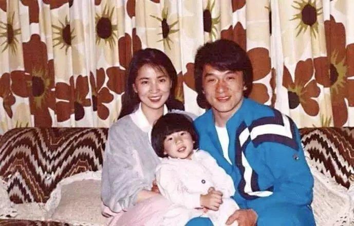成龙老婆照片，成龙有几个妻子(成龙现在老婆的照片)