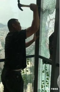​突发意外，男子身悬 35 楼窗外，脖子被紧紧勒住…关键时刻，他们出手！