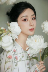 ​杨紫最新造型演绎花香人美 仿若纯白茉莉花
