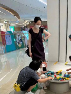 ​郭碧婷带娃出门被偶遇 低调穿着拔火罐印记明显