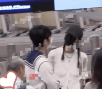 ​井柏然刘雯机场同框热聊 默契穿搭青春活力满满