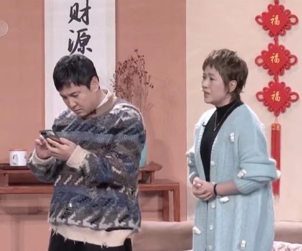央视春晚女星服装盘点！张小斐上万大衣上热搜，马丽毛衣就1千多