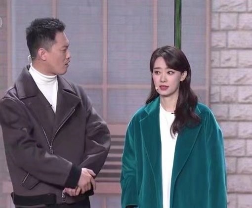 央视春晚女星服装盘点！张小斐上万大衣上热搜，马丽毛衣就1千多