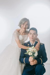 ​相差 61 岁“婚纱照”背后，竟是一段“捡来的”故事
