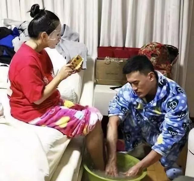 释小龙何洁什么关系（揭秘何洁释小龙分手原因）
