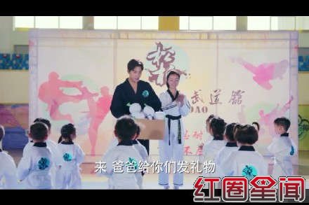 旋风少女杨洋当爸爸是怎么回事 若白抱女儿亲吻照片曝光