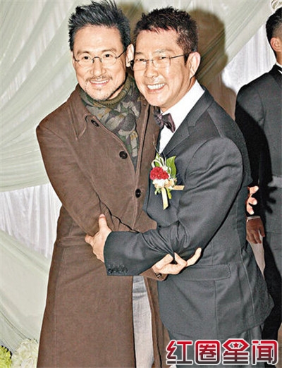 成龙现身元彪女儿夏苡棓婚礼 林凤娇磕头为房祖名祈福