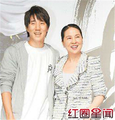 成龙现身元彪女儿夏苡棓婚礼 林凤娇磕头为房祖名祈福
