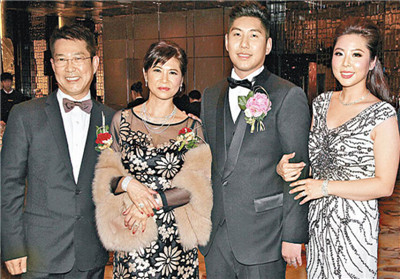 成龙现身元彪女儿夏苡棓婚礼 林凤娇磕头为房祖名祈福