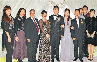 成龙现身元彪女儿夏苡棓婚礼 林凤娇磕头为房祖名祈福
