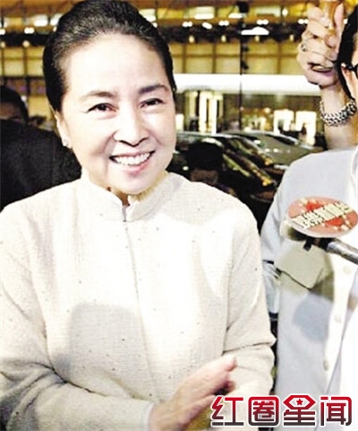成龙现身元彪女儿夏苡棓婚礼 林凤娇磕头为房祖名祈福