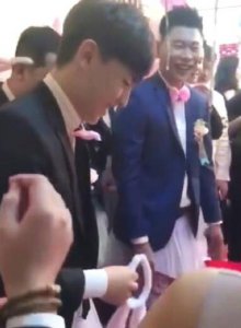 ​邓伦当伴郎被整蛊穿粉裙子最红的男演员当伴郎新人好幸福