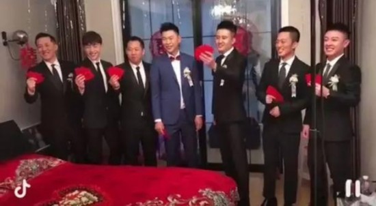 邓伦当伴郎被整蛊穿粉裙子 最红的男演员当伴郎新人好幸福