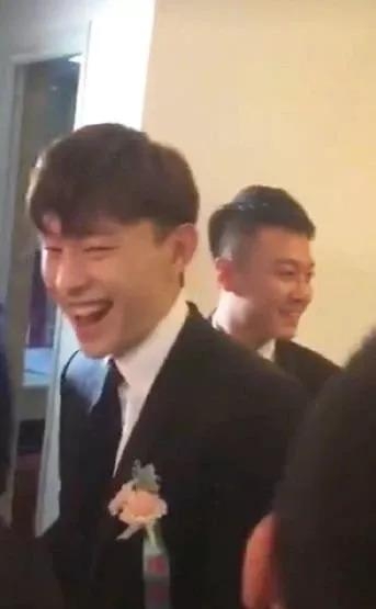 邓伦当伴郎被整蛊穿粉裙子 最红的男演员当伴郎新人好幸福