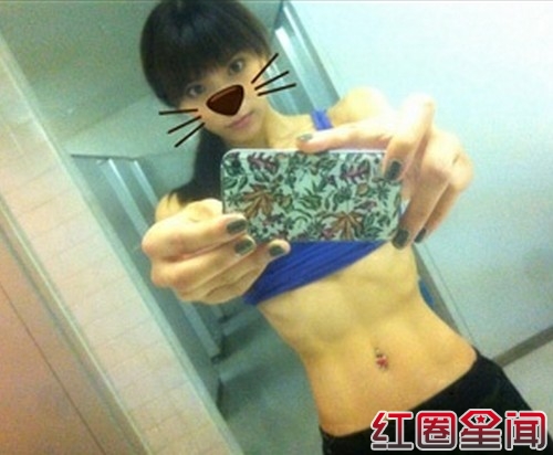 秋元才加美背腹肌照引关注