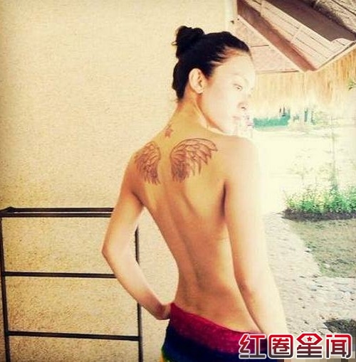 秋元才加美背腹肌照引关注