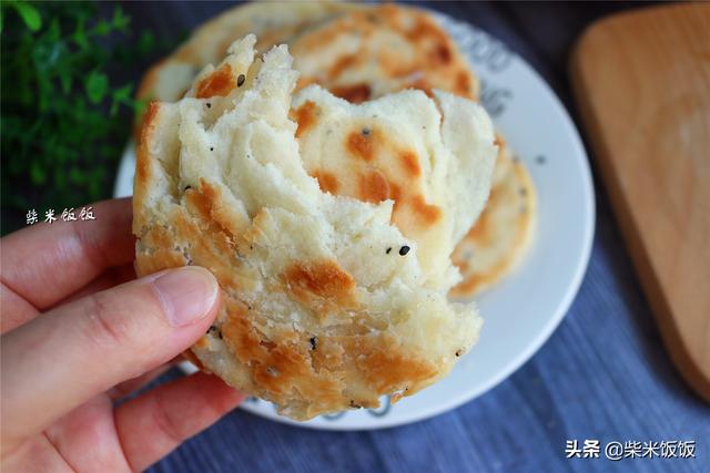 油酥饼怎么做又酥又脆又香（学会油酥饼这做法）(2)