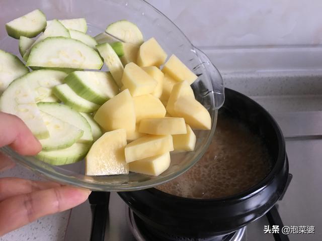 朝鲜族酱汤的酱是怎么做的（延边朝鲜族特色美食大酱汤）(8)