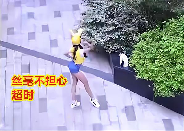 女外卖员送餐好尴尬（女外卖员不送餐却在街边热舞）(7)