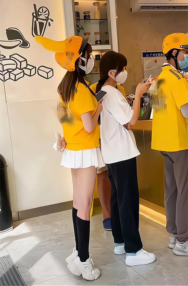 女外卖员送餐好尴尬（女外卖员不送餐却在街边热舞）(2)