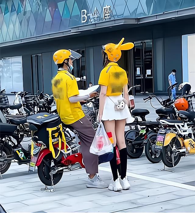女外卖员送餐好尴尬（女外卖员不送餐却在街边热舞）(1)