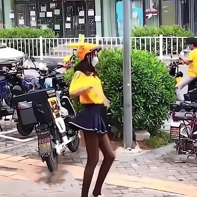 女外卖员送餐好尴尬（女外卖员不送餐却在街边热舞）(4)