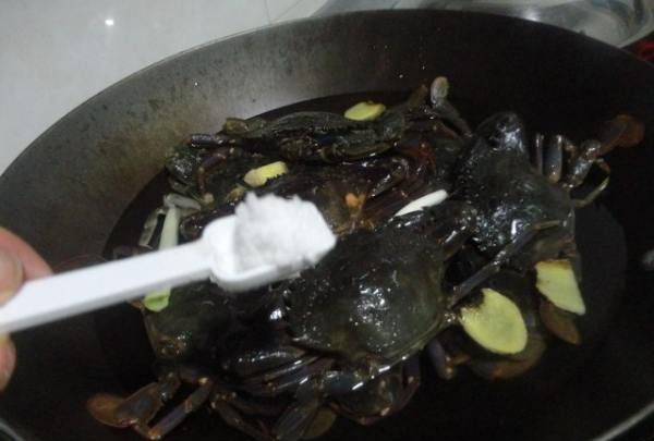 螃蟹煮多久最佳时间冷水下锅,螃蟹水烧开后煮几分钟图5