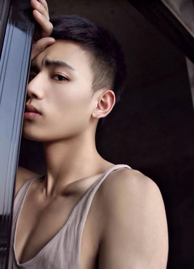男生最最最好看的10款发型（让女生脸红心跳的5款男生发型）(19)