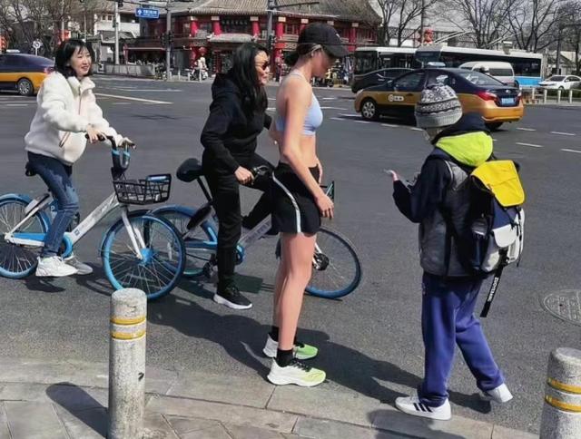 谷爱凌抹胸红裙优雅大方（谷爱凌素颜跑步被路人偶遇）(6)