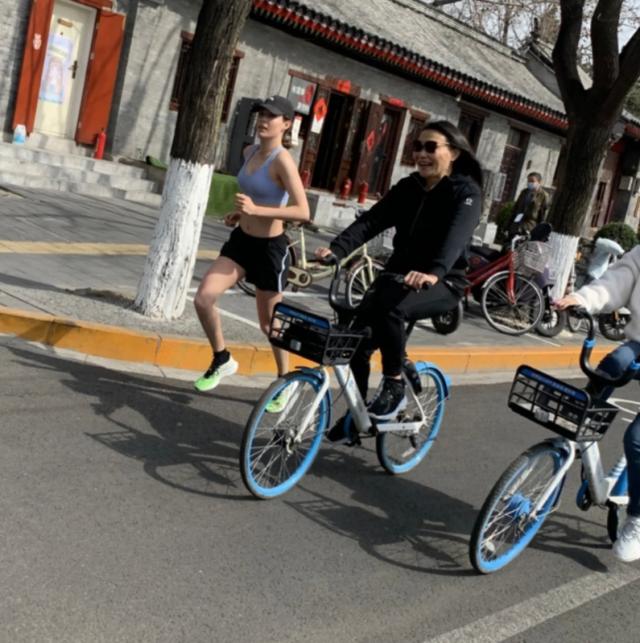 谷爱凌抹胸红裙优雅大方（谷爱凌素颜跑步被路人偶遇）(2)