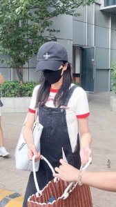 ​白鹿上班最新路透曝光 戴鸭舌帽穿背带裤元气十足