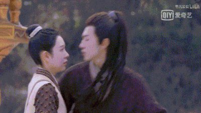 ​谭松韵宋威龙吻戏被围观（谁是95生吻戏扛把子）