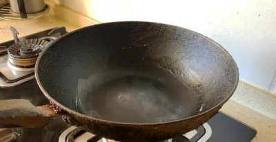 ​新买的铁锅第一次怎么用,新买炒菜铁锅应该如何进行使用呢