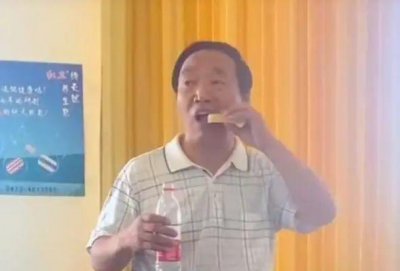 ​拼了！老牌国货董事长直播吃肥皂，网友：不会吐泡泡吧