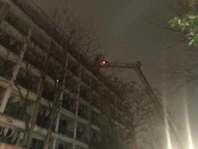 浙工大宿舍火灾原因首次现场公开（浙江工业大学一宿舍楼起火）(1)