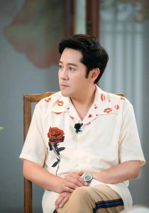 ​蔡国庆个人资料简介及家世（蔡国庆：被富婆倒追8年，儿子成他骄傲）