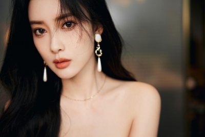​孟子义复古摩登 一袭暗黑系穿搭优雅冷酷