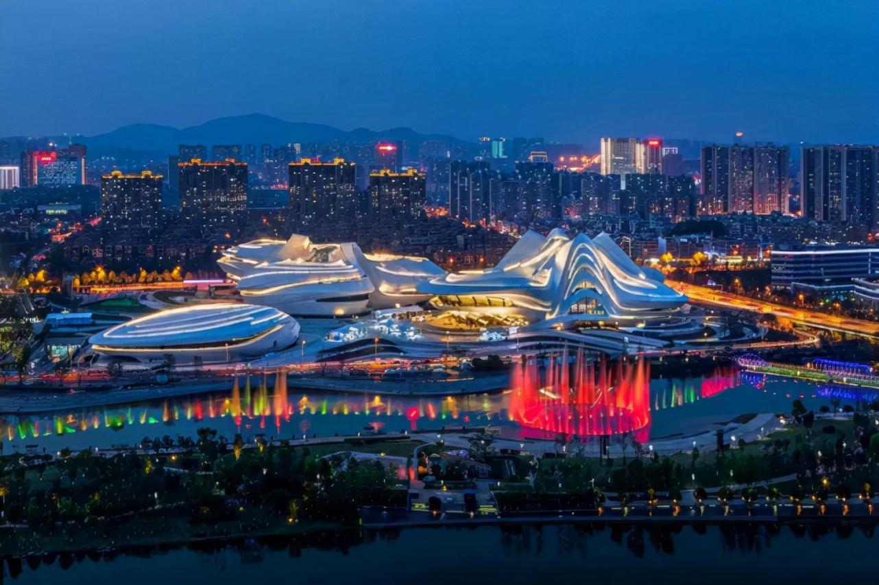 南昌和长沙哪个发达(长沙和南昌哪个城市好)