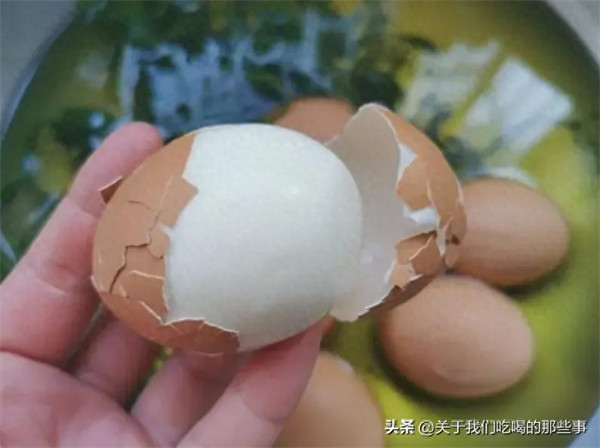 如何煮鸡蛋好剥皮不粘(鸡蛋泡了冷水还是难剥)